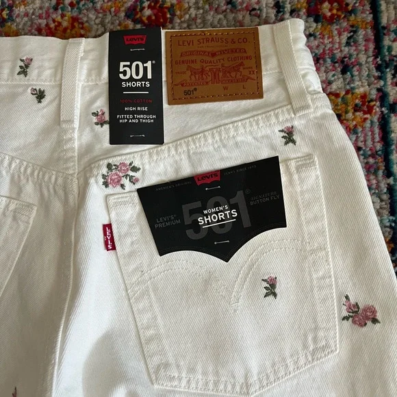 Levi's 501 Women's White Floral Embroidered Shorts - Picture 7 of 7